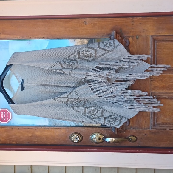 360 Sweater Poncho with fringe - Picture 2 of 5